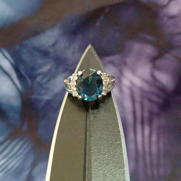 Swarovski Elements - Size 6½ - 18K gold plated ring as pictured - Picture 2 of 8